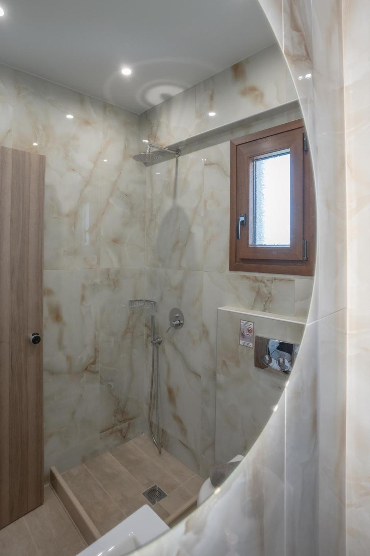 Sunshine Rooms And Suites Vrasná 外观 照片